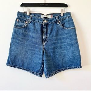 VINTAGE • LEVI’S • Mom Jean Shorts